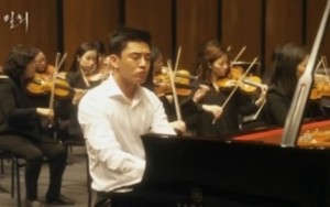 150904yuahin-piano-playing-mikkai